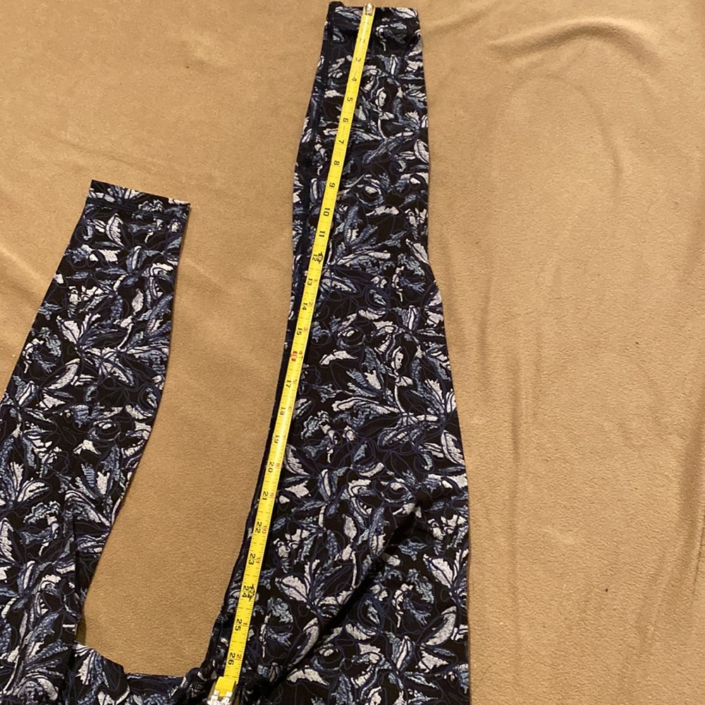 Lululemon Wonder Under Blue Floral Leggings | Color: Black/Blue | Size: 6 - Picture 6 of 8